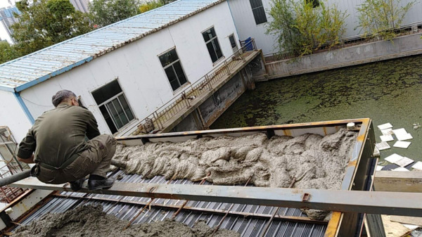 馳龍泡沫混凝土設備澆注網模樓板施工現場